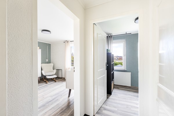 Foto - Te koop: Ruime 2-onder-1-kapwoning met dubbele garage, eigen oprit en fijne tuin